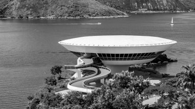 Niteroi Çağdaş Sanat Müzesi 'nin fotoğrafı Rio de Janeiro, Brezilya siyah beyaz. Bu turistik yer Brezilyalı mimar Oscar Niemeyer 'in bir projesidir..