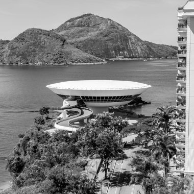 Niteroi Çağdaş Sanat Müzesi 'nin fotoğrafı Rio de Janeiro, Brezilya siyah beyaz. Bu turistik yer Brezilyalı mimar Oscar Niemeyer 'in bir projesidir..