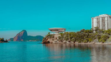 Niteroi, Rio de Janeiro, Brezilya - CIRCA 2023: Niteroi Çağdaş Sanat Müzesinin Fotoğrafı. Bu turistik yer Brezilyalı mimar Oscar Niemeyer 'in bir projesidir..