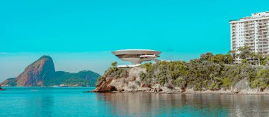Niteroi, Rio de Janeiro, Brezilya - CIRCA 2023: Niteroi Çağdaş Sanat Müzesinin Fotoğrafı. Bu turistik yer Brezilyalı mimar Oscar Niemeyer 'in bir projesidir..