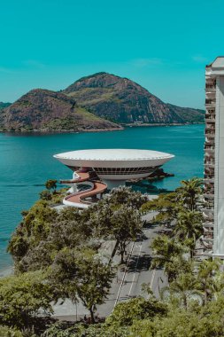 Niteroi, Rio de Janeiro, Brezilya - CIRCA 2023: Niteroi Çağdaş Sanat Müzesinin Fotoğrafı. Bu turistik yer Brezilyalı mimar Oscar Niemeyer 'in bir projesidir..