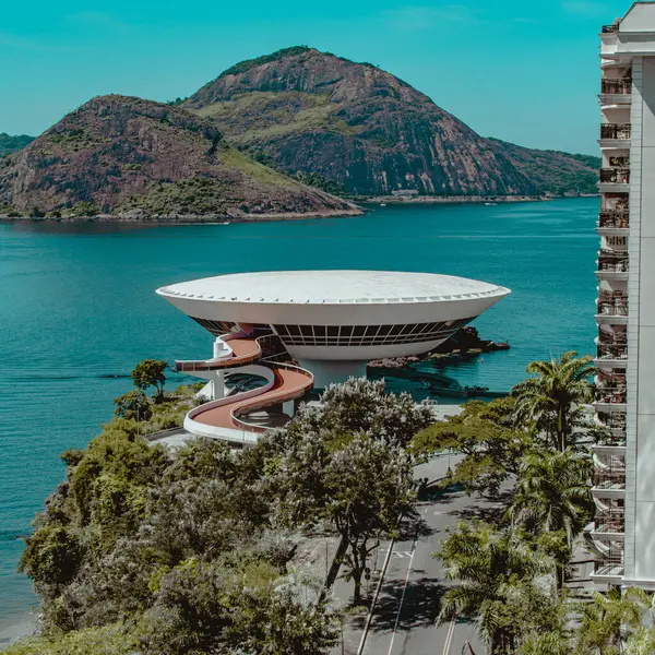 Niteroi, Rio de Janeiro, Brezilya - CIRCA 2023: Niteroi Çağdaş Sanat Müzesinin Fotoğrafı. Bu turistik yer Brezilyalı mimar Oscar Niemeyer 'in bir projesidir..