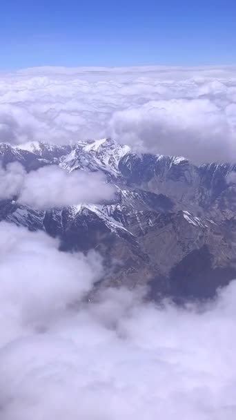 Vidéo Verticale Combattez Dessus Des Nuages Avec Des Montagnes Couvertes — Video