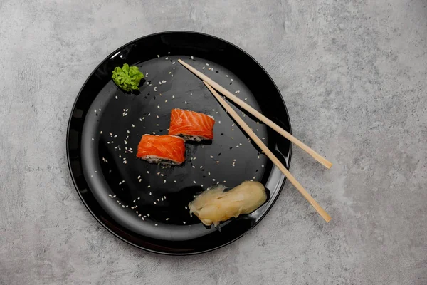 Duas Porções Sushi Com Salmão Pepino Com Molho Vossabi Gengibre — Fotografia de Stock