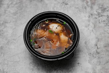 Gri arka planda karidesli Udon çorbası. Yukarıdan görüntüle.