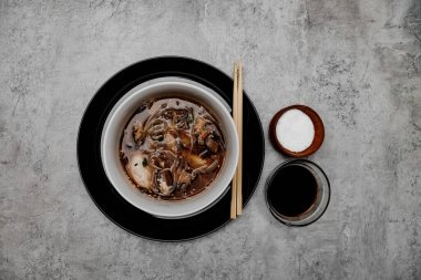 Karidesli Udon çorbası ve gri arka planda soya soslu bir kase. Yukarıdan görüntüle.