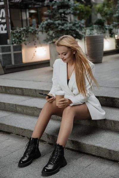 Blonde Stylische Frau Übergroßer Weißer Jacke Mit Telefon Und Aromakaffee — Stockfoto