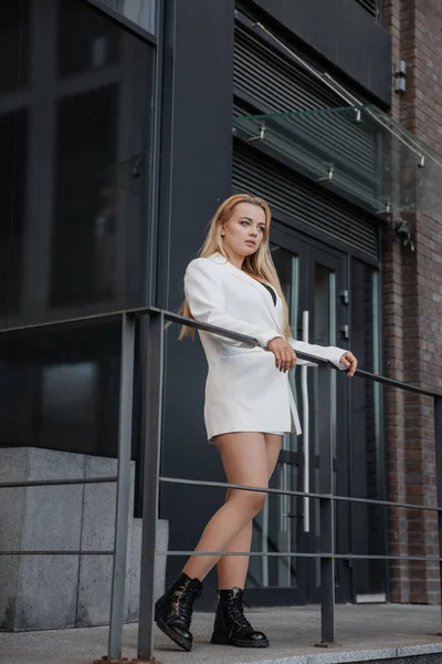 Blond Stijlvolle Vrouw Oversized Witte Jas Poseren Aan Reling Stappen — Stockfoto