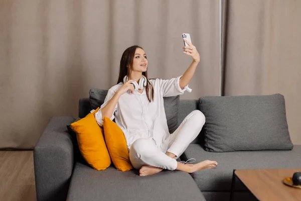 휴대폰을 사용하는 행복하고 코카서스 여성은 집에서 디지털 대화를 — 스톡 사진