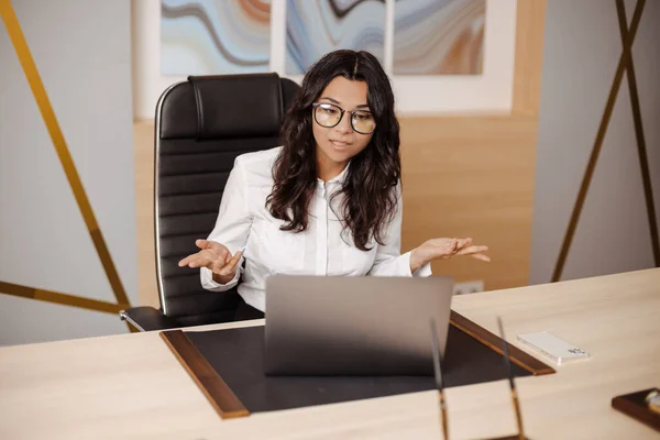 Stressed Angry Young Indian Arabic Business Woman Having Online Meeting — 스톡 사진