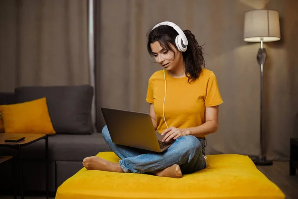 Kanepede Oturup Dizüstü Bilgisayar Kullanan Mutlu Bir Hintli Arap Genç — Stok fotoğraf