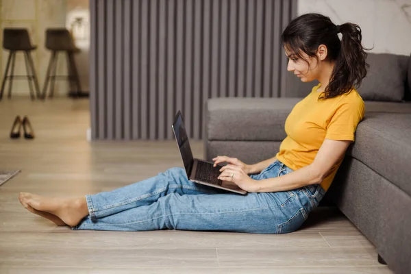 Šťastná Indická Nebo Arabská Mladá Žena Sedící Podlaze Pracující Notebookem — Stock fotografie