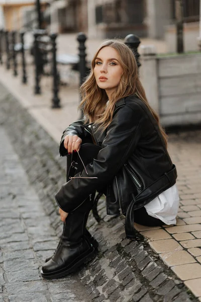 Modieuze Blonde Vrouw Model Met Zwart Leren Jas Stijl Zonnebril — Stockfoto
