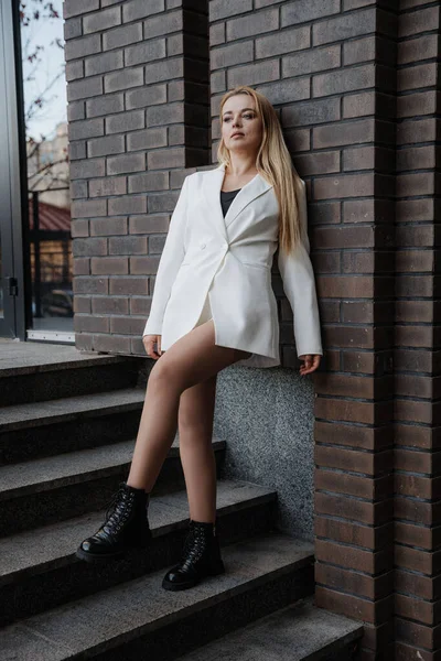 Blond Stylish Woman Oversized White Jacket Posing Railing Steps City — Stockfoto