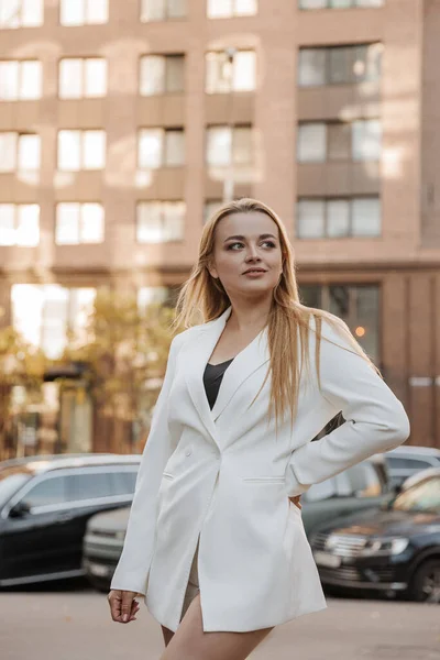 Blond Stylische Frau Übergroßer Weißer Jacke Posiert Vor Dem Hintergrund — Stockfoto