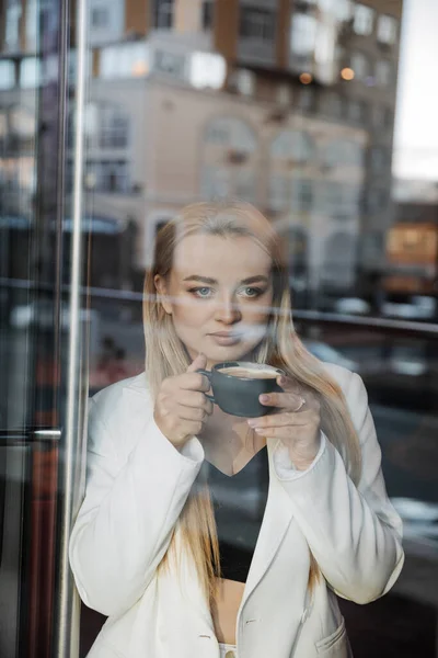 Blonde Stylische Frau Übergroßer Weißer Jacke Trinkt Aromakaffee Und Entspannt — Stockfoto