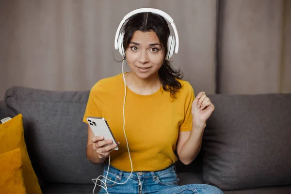 Mutlu Hintli Arap Kız Evdeki Rahat Koltukta Dinleniyor Müzik Dinliyor — Stok fotoğraf