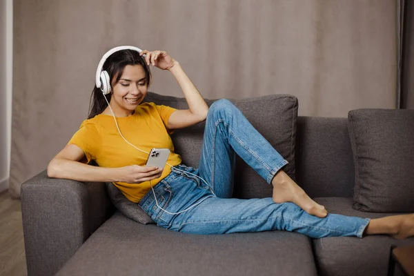Mutlu Hintli Arap Kız Evdeki Rahat Koltukta Dinleniyor Müzik Dinliyor — Stok fotoğraf