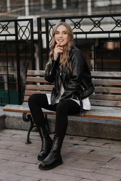 Modisches Blondes Model Mit Schwarzer Lederjacke Und Sonnenbrille Sitzt Auf — Stockfoto
