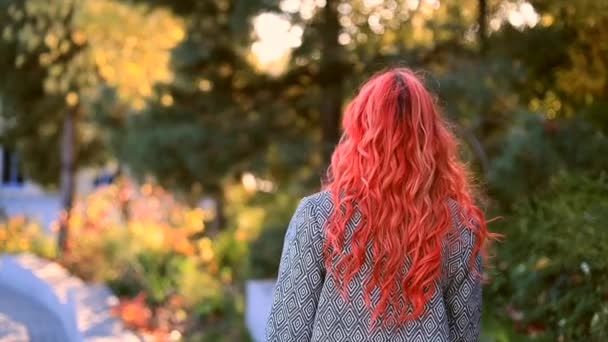 Negocio Pelo Rojo Joven Mujer Éxito Gafas Sol Caminando Aire — Vídeo de stock