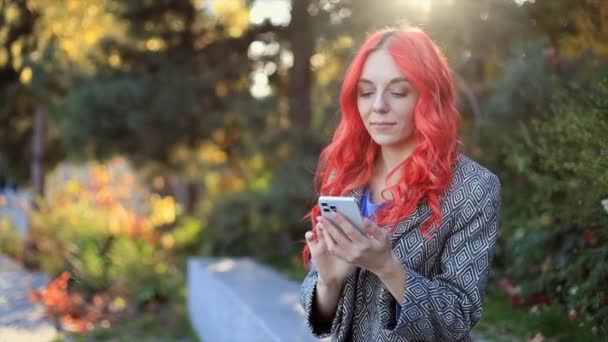Młody Czerwony Włosy Biznes Pewny Kobieta Pomocą Smartfona Zewnątrz Miasta — Wideo stockowe