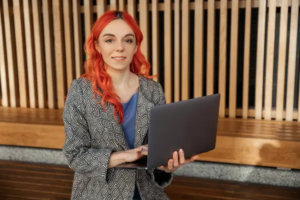 Genç Kızıl Saçlı Kendine Güveni Tam Bir Kadın Laptopla Çalışıyor Telifsiz Stok Imajlar