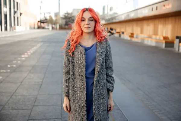 Kapalı Portre Genç Kızıl Saçlı Kadını Başarılı Kadın Kameraya Bakın Telifsiz Stok Fotoğraflar