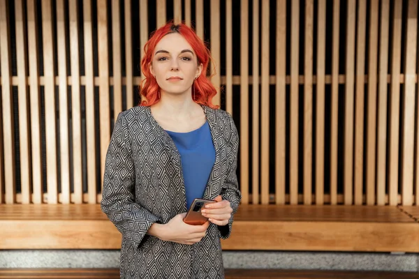 Genç Kızıl Saçlı Kendine Güvenen Bir Kadın Şehrin Arka Planında Stok Resim