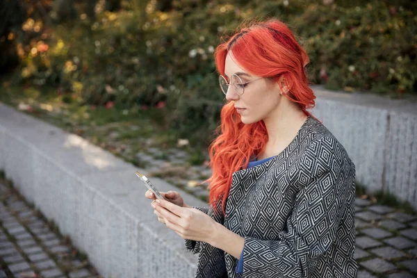 Genç Kızıl Saçlı Kendine Güvenen Bir Kadın Şehrin Arka Planında Telifsiz Stok Fotoğraflar