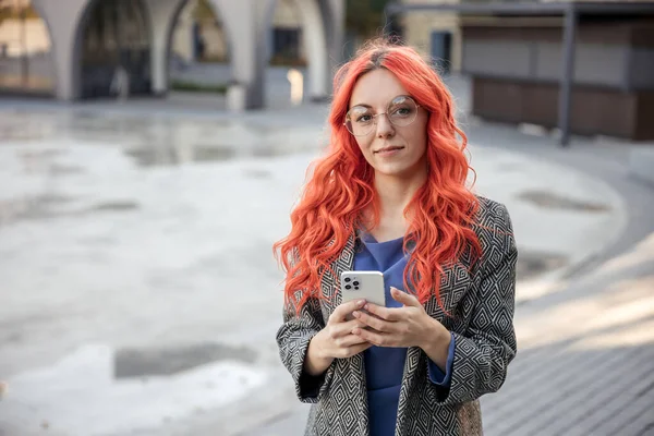 Genç Kızıl Saçlı Kendine Güvenen Bir Kadın Şehrin Arka Planında - Stok İmaj