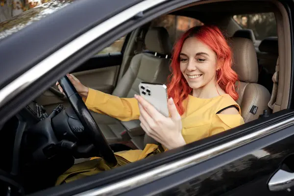 Biluthyrning App Glad Ung Röd Huvud Kvinnlig Titta Smartphone När Royaltyfria Stockbilder