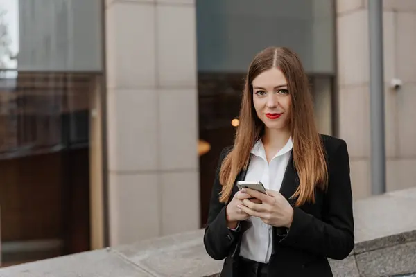 Ung Affärskvinna Bär Svart Klädkod Leende Telefonsvarare Meddelande Eller Chatta Stockfoto