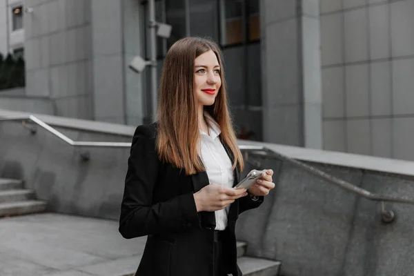 Ung Affärskvinna Bär Svart Klädkod Leende Telefonsvarare Meddelande Eller Chatta Stockfoto