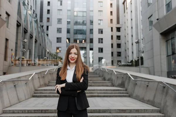 Modern Ofisin Dışında Duran Siyah Elbiseli Genç Bir Kadını Kameraya Stok Resim