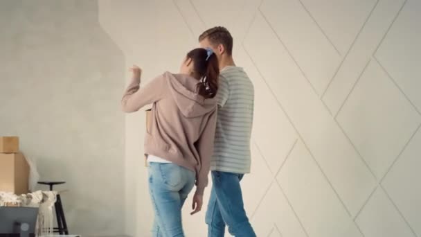 Junges Paar Geht Neue Heimat Und Bringt Letzte Dinge Mit — Stockvideo