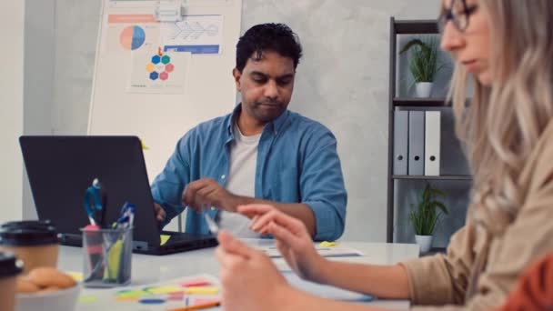 Індійська Людина Працює Комп Ютері Creative Office Дівчина Обговорює Презентацію — стокове відео