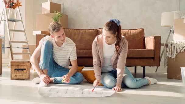 Couple Discussing Flat Plan Couple Moving New Home — Stockvideo