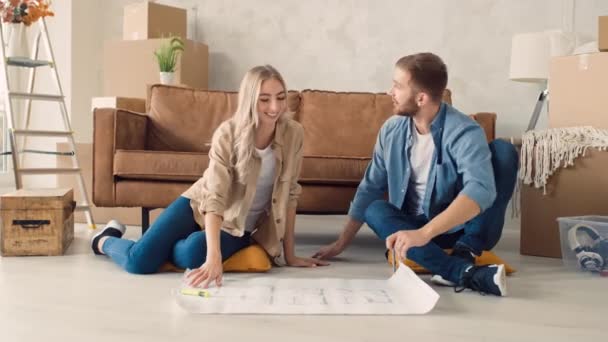 Couple Discussing Flat Plan Couple Moving New Home — Stockvideo