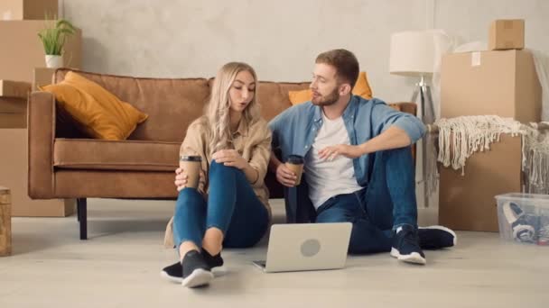 Couple New Home Using Laptop Drinking Coffee Couple Using Laptop — Stock Video