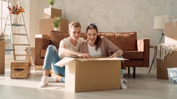 Casal Desempacotando Bens Caixa Casal Mudando Para Nova Casa — Vídeo de Stock