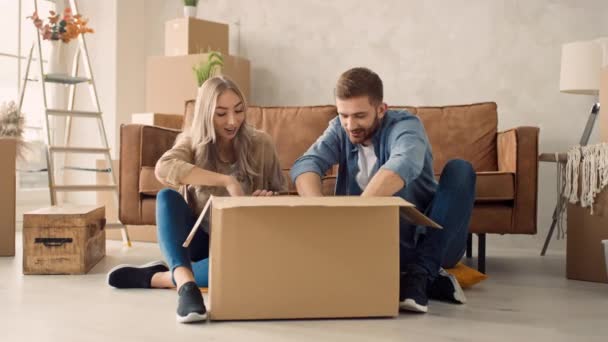 Couple Unpacking Goods Box Couple Moving New Home — Video