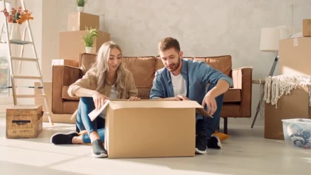 Couple Unpacking Goods Box Couple Moving New Home — 图库视频影像