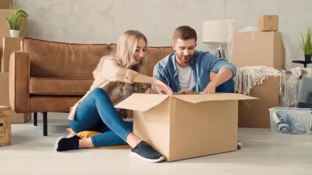 Couple Unpacking Goods Box Couple Moving New Home — Video
