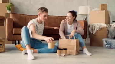 Evde yemek yiyen bir çift. Bir çift New Home 'a taşınmış. Evde Fast Food.