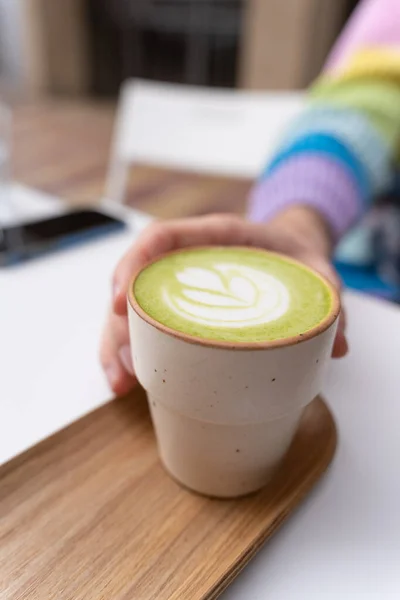 Manos Hombre Sosteniendo Macha Latte Cup Con Placa Madera Caffe — Foto de Stock
