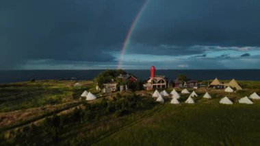 Yağmurlu bir günde kamp yeri. Doğa İki Gökkuşağı. Kamp