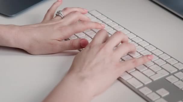 Χέρια Των Κοριτσιών Πληκτρολογούν Στο Πληκτρολόγιο Κορίτσι Που Δουλεύει Στο — Αρχείο Βίντεο