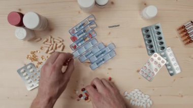 Masadaki Hapları Sıralayan Adam.