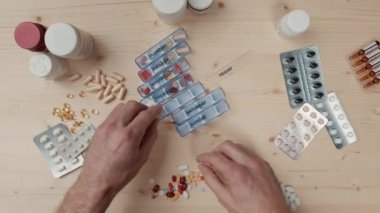 Masadaki Hapları Sıralayan Adam.