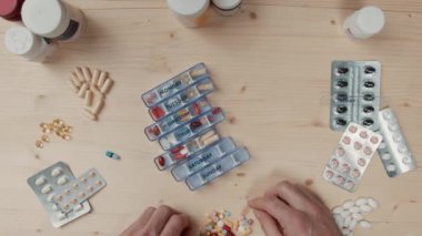 Masadaki Hapları Sıralayan Adam.